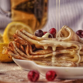 Фото блинов с ягодами и медом: идеальный завтрак на выходные