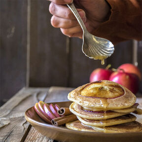 Фото Толстые блины на кефире с яблоками и корицей - рецепт для завтрака