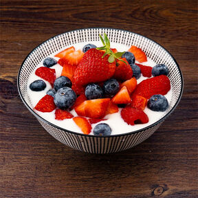 Фото Легкий и быстрый завтрак на скорую руку: йогурт с фруктами и орехами