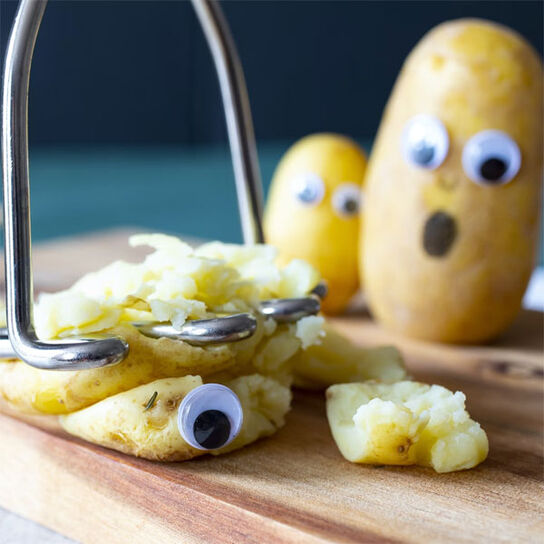 Фото Сколько по времени и как правильно варить картошку на плите в кастрюле