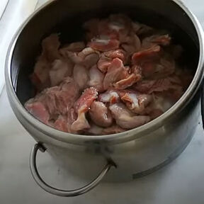 Фото Сколько минут по времени и как варить куриные желудки в кастрюле до готовности и мягкости перед жаркой