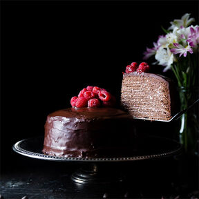 Фото Шоколадный торт на сковороде БЕЗ Выпечки со сметанным кремом: пошаговый рецепт