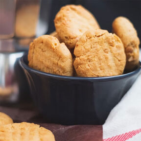 Фото Домашнее рассыпчатое простое песочное печенье: классический рецепт на сливочном масле