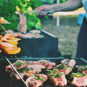 Фото Как вкусно замариновать мясо перед жаркой на мангале: лучшие виды мяса для барбекю