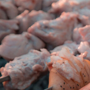 Фото Сочный шашлык из свинины замаринованный в пиве: пивной маринад