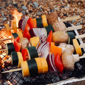 Фото Вегетарианский шашлык из овощей и грибов в соевом соусе на шпажках на мангале для пикника на природе