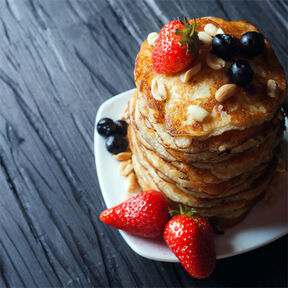 Фото Оладьи из цельнозерновой муки с ягодами: здоровое и вкусное блюдо на завтрак