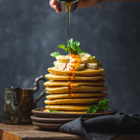 Фотокак приготовить овсяно-банановые панкейки на кефире на сковороде - диетический завтрак на скорую руку