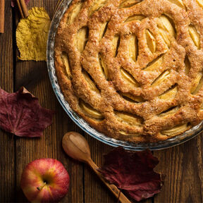 Фото Классическая шарлотка с яблоками - простой рецепт вкусного десерта
