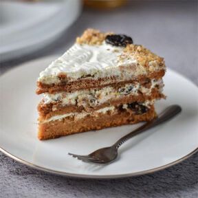 Фото Медовый торт на сковороде со сметанным кремом и черносливом: простой рецепт на скорую руку