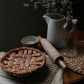 Фото Самый простой рецепт яблочного пирога на кефире: ароматный десерт к чаю