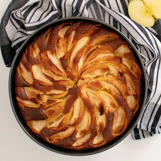 Быстрый яблочный пирог с изюмом рецепт с фото пошагово - steklorez69.ru