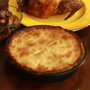 Фото Закусочный Пирог из Слоеного Дрожжевого Теста с Мясом и Картошкой: Рецепт в Духовке