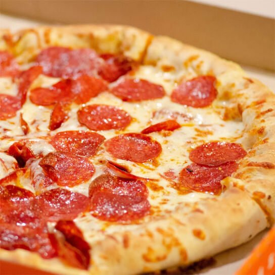 Фото пицца пепперони с домашним соусом в духовке