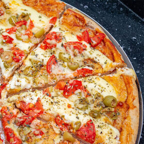 Фото пиццы с оливками, колбасой и грибами шампиньонами