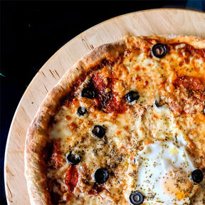 Фото Пицца домашняя, тонкое тесто с различными начинками
