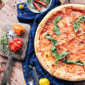 Фото классической пиццы с домашним томатным соусом