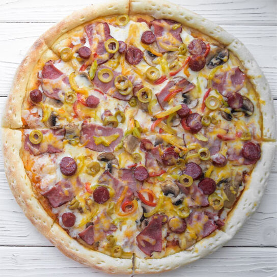 Фото пиццы Охотничья с колбасками как в пиццерии, приготовленной в домашних условиях