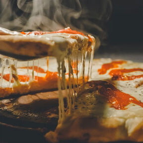 Фото сырной пиццы с соусом