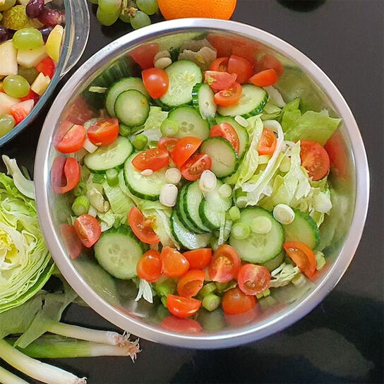 Простой рецепт салата из свежей капусты, огурцов, помидоров и зелени