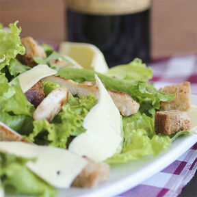 Фото Классический салат Цезарь с курицей