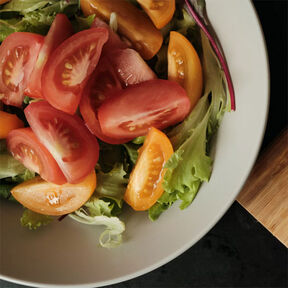 Фото Простой рецепт салата из свежей капусты, огурцов, помидоров и зелени