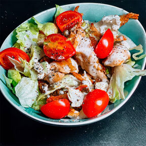 Фото салата с куриным филе, салатом айсберг и помидорами черри