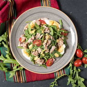 Фото салата с тунцом, рукколой, яйцом и помидорами - легкое и вкусное блюдо на каждый день