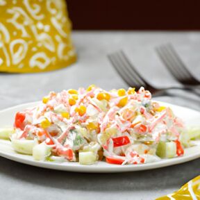 Фото Классический салат с крабовыми палочками и кукурузой