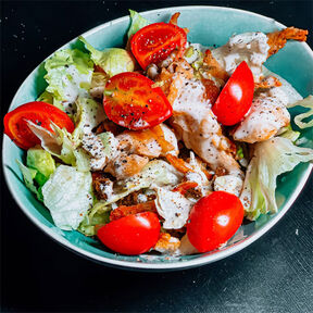 Фото салат с курицей и авокадо: легкий и сытный рецепт