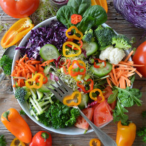 Фото Салат из краснокочанной капусты с овощами и полезным соусом для похудения 