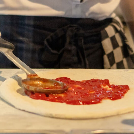 Фото томатного соуса для пиццы из томатной пасты приготовленного по простому и быстрому рецепту