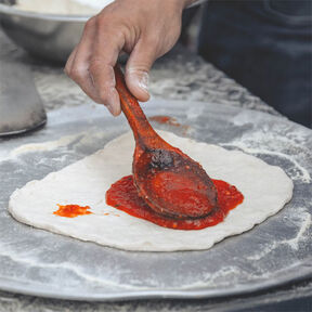Фото томатного соуса для пиццы с чесноком и базиликом