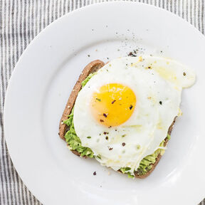 Фото Тосты с авокадо и яйцом: Полезный и питательный белковый завтрак для детей 
