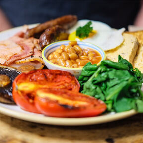 Фото Яичница, бекон, грибы и помидоры: Рецепт Классического английского завтрака